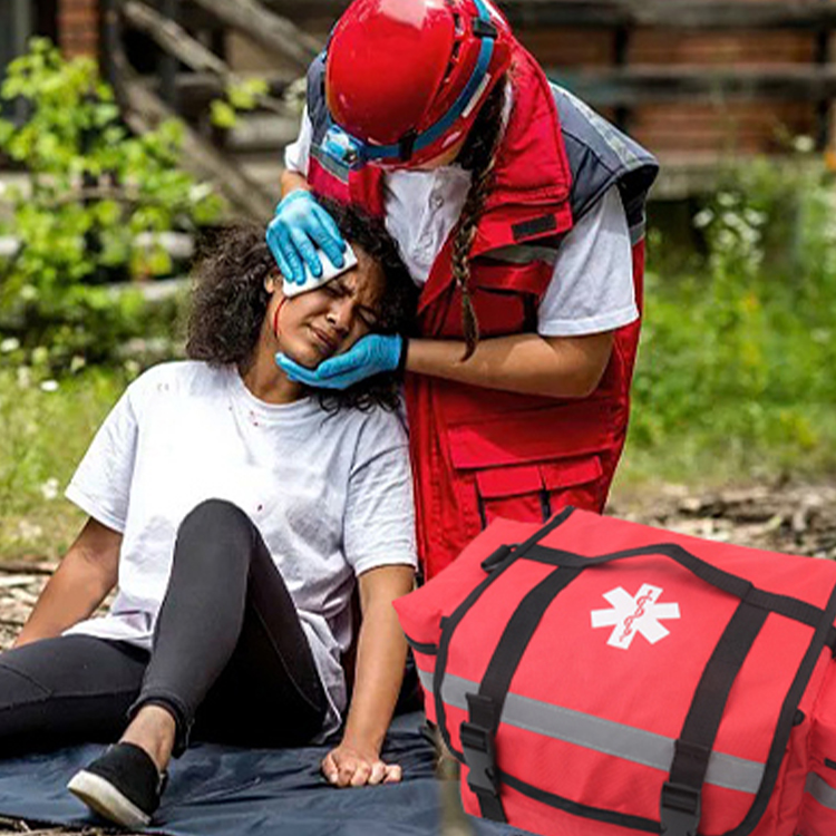 Kit de traumatismo EMT/EMS profesional completamente abastecido para primeros auxilios | Aprobado por HSA/FSA | Bolsa reflectante con 8 bolsillos y compartimentos con cremallera y más de 200 suministros de primeros auxilios - Rojo